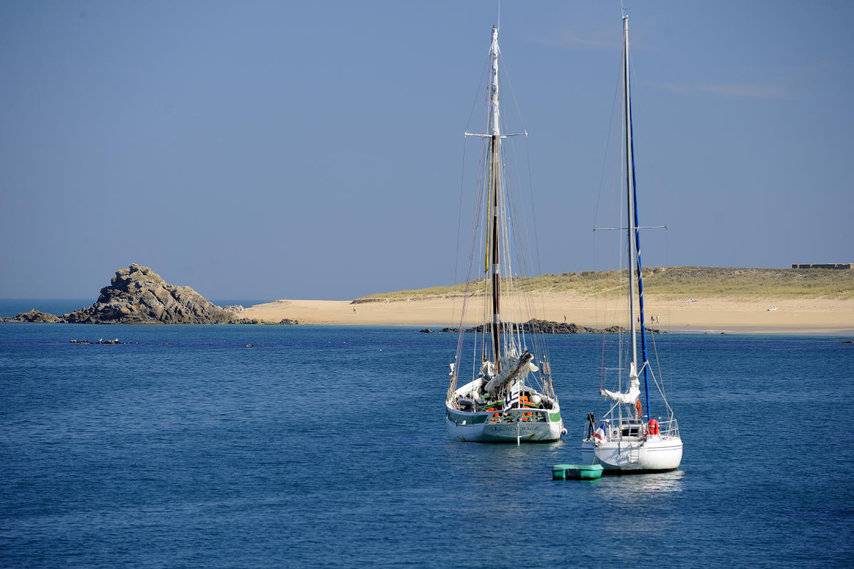 sail-boats-anchored-in-Houat-island
